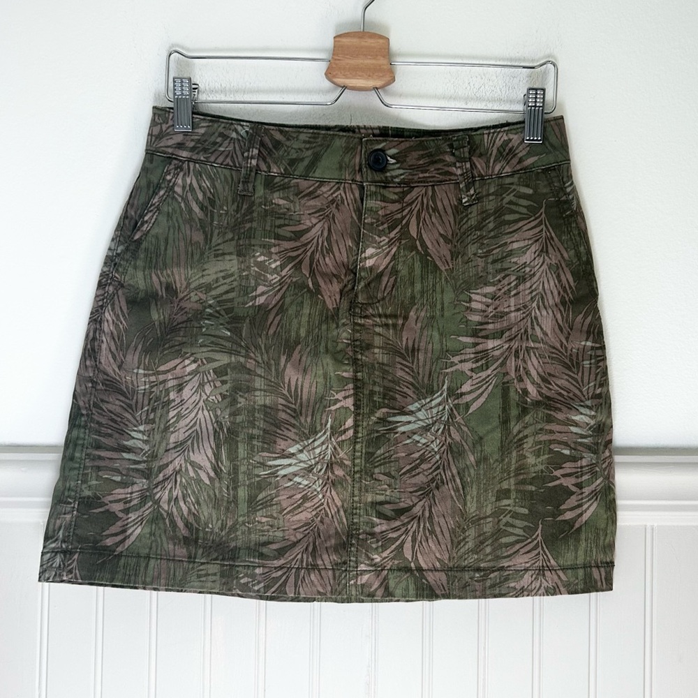 Sonoma Size 4 Green Tan Leaf Pattern Mini Skort